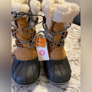 NWT Cat&Jack Girls snow boots. Reg $39.99 asking $20